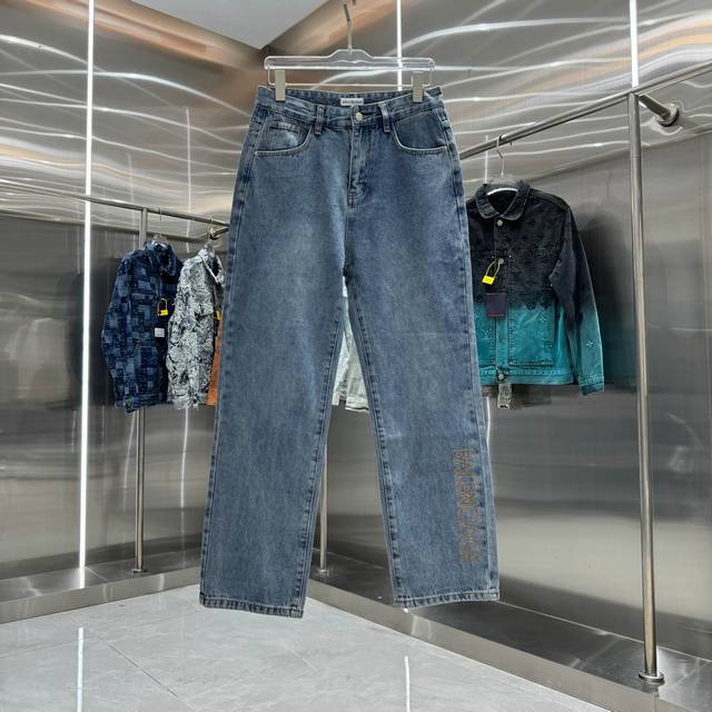 巴黎世家 字母刺绣直筒牛仔裤不同水洗质感的款式，对腿细腿粗人士十分友好，直筒修身的版型十分修饰腿型 永不过时的适中长度，搭配起来轻松随意，各种风格的造型基础，衣
