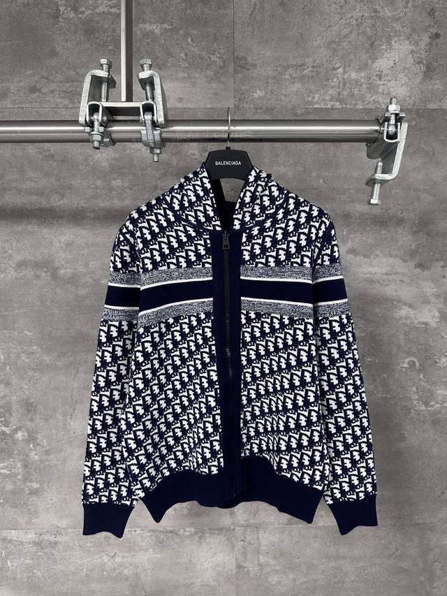 Dior 迪奥 25Fw老花字母双面针织连帽拉链夹克外套 定制羊绒羊毛针织材质 质感上乘 翻领拉链开衫剪裁 穿脱便利防风御寒 整体造型高级挺括 双面穿设计理念