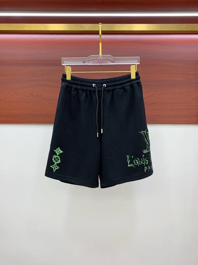 Lv2025春夏新款休闲短裤！官网同步发售。定制品牌经典Logo，定制面料，舒适度极好，手触感强烈。辨识度极高，完美品相工艺。 尺码：M-2Xl