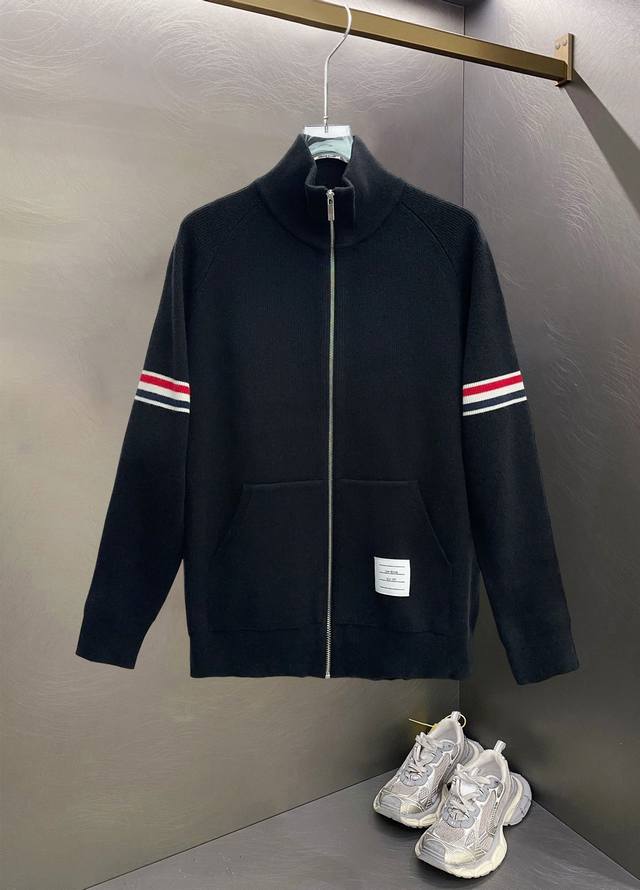 汤姆布朗 2025Ss秋冬大爆款精品针织羊毛开衫外套，定制高品质聚酯纤维面料！顶级时尚大牌元素Logo设计，三标齐全！原版五金辅料，线条流畅，工艺精致，上身版型