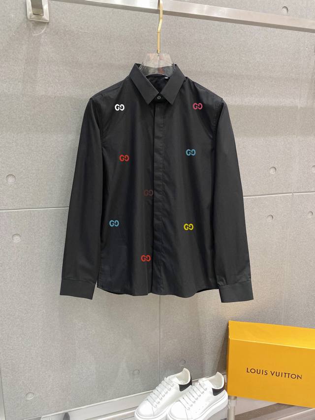 古驰 专柜最新款男士必备款长袖衬衫，100%天然棉，舒服透气，原单狠货，原版面料，柔软舒适，上身高端又奢华，足够场面的档次，这款衬衫无不骄傲的让你满意有面子 尺
