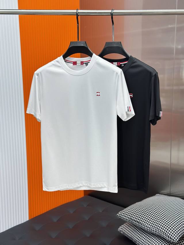 Bally巴利 2025 春夏新款短袖 整体上色泽较鲜明和光亮，手感顺滑揉软，悬垂感特强，质地自然柔软、贴身超级舒服，悬垂感特强！ 莫代尔+棉+涤纶，T恤日常穿