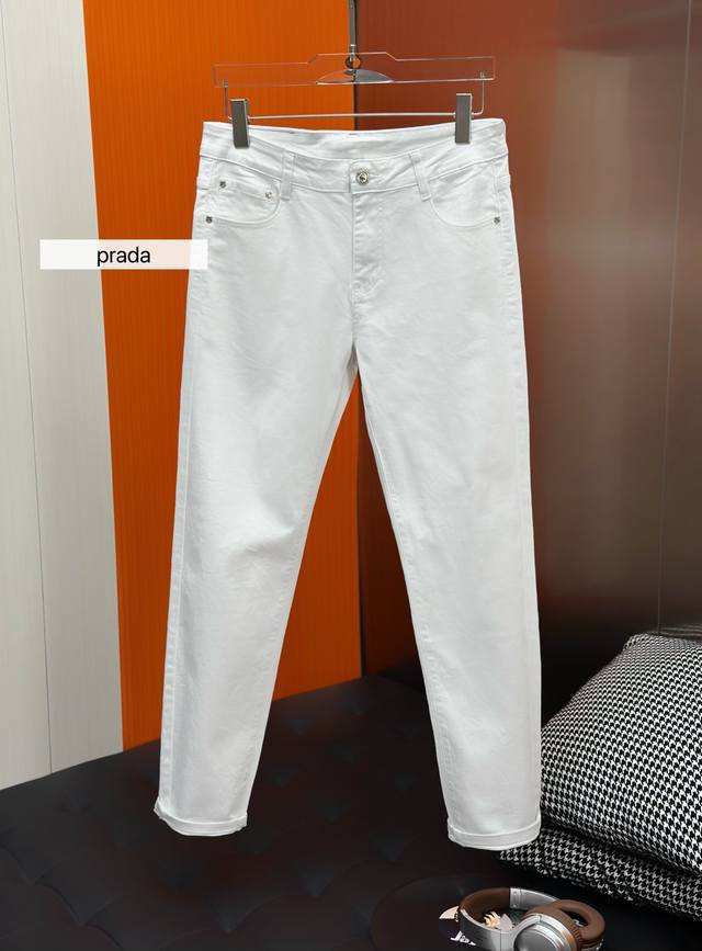 Prada普拉达白牛 2025Ss春夏时尚新品 高端奢华定制时尚直筒牛仔裤，客供水洗弹力面料 精仿棉纱混纺 面料舒适柔软 经典小五金配饰 品质卓然 极度奢华 上