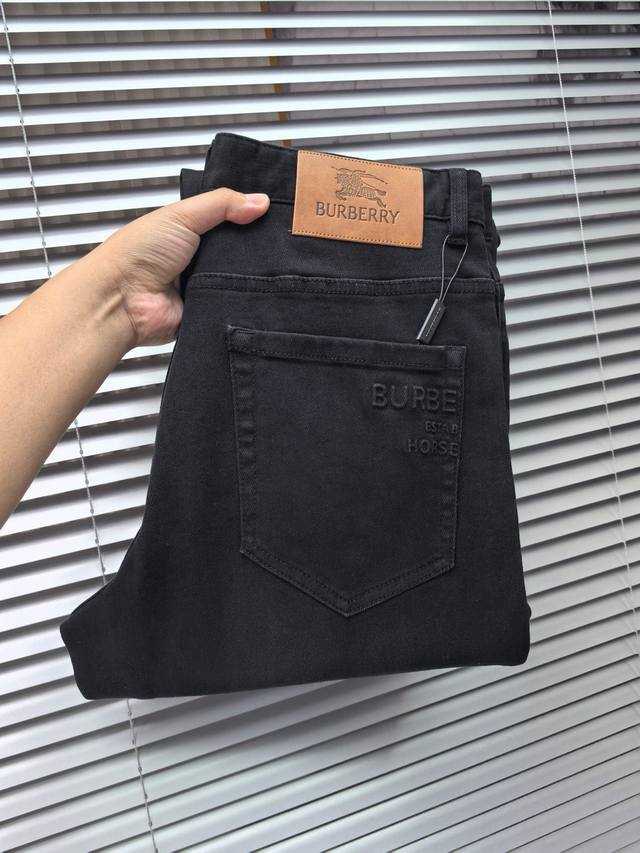 巴宝莉阔腿裤 2530秋冬最新推出男士宽腿牛仔裤新品！重工水洗牛仔面料，定制面料和一般牛仔布料比起来，更加柔软舒适！超重工洗水工艺 双工艺洗水 整条裤子，手感舒