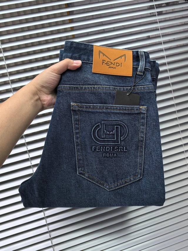 芬迪阔腿裤 2530秋冬最新推出男士宽腿牛仔裤新品！重工水洗牛仔面料，定制面料和一般牛仔布料比起来，更加柔软舒适！超重工洗水工艺 双工艺洗水 整条裤子，手感舒适