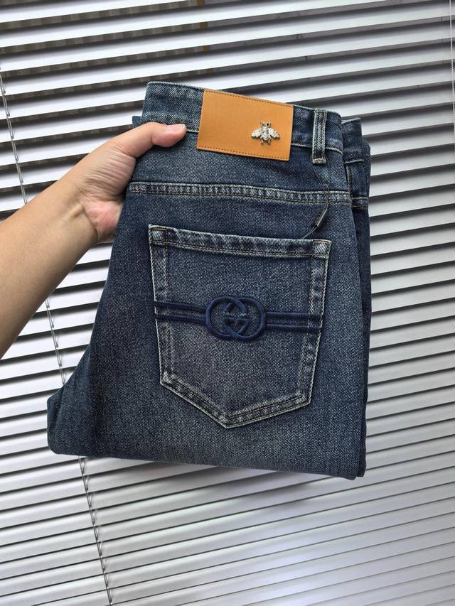 古奇阔腿裤 2530秋冬最新推出男士宽腿牛仔裤新品！重工水洗牛仔面料，定制面料和一般牛仔布料比起来，更加柔软舒适！超重工洗水工艺 双工艺洗水 整条裤子，手感舒适