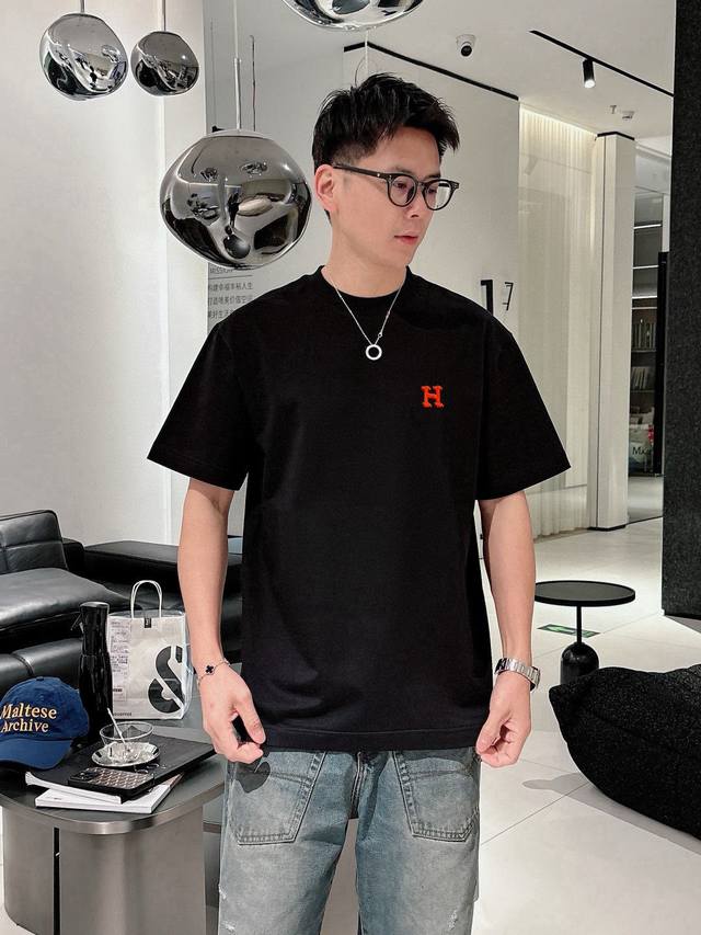 全年有货，现货供应，放心上图！ 爱马仕刺绣Logo2530春夏新品时尚圆领短袖高级定制百搭款式！更有实用感 任何人都可以轻松驾驭 采用95%棉+5%天丝面料制作