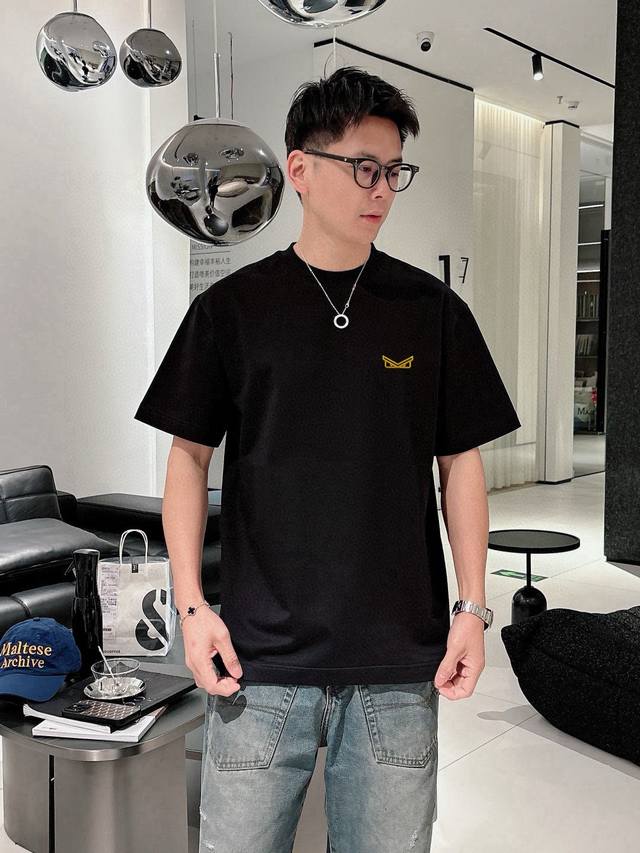 全年有货，现货供应，放心上图！ 芬迪刺绣Logo2530春夏新品时尚圆领短袖高级定制百搭款式！更有实用感 任何人都可以轻松驾驭 采用95%棉+5%天丝面料制作，