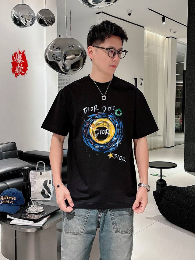 全年有货，现货供应，放心上图！ 迪奥印花Logo2530春夏新品时尚圆领短袖高级定制百搭款式！更有实用感 任何人都可以轻松驾驭 采用95%棉+5%天丝面料制作，