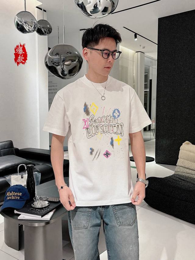 全年有货，现货供应，放心上图！ Lv印花Logo2530春夏新品时尚圆领短袖高级定制百搭款式！更有实用感 任何人都可以轻松驾驭 采用95%棉+5%天丝面料制作，