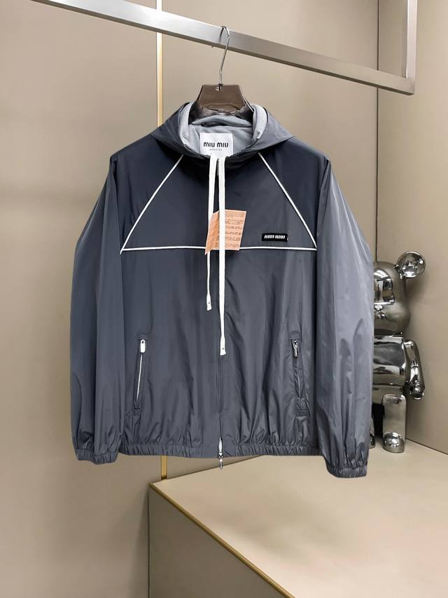 Miumiu 2025秋季新款休闲夹克外套，最新时尚休闲夹克，时尚夹克外套基础常规的连帽夹克版型裁剪，上身百搭简约不挑人，轻松应对各种场合与环境，属于日常通勤必
