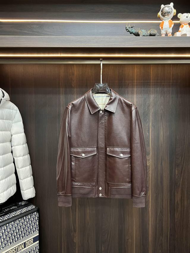 主推 Lp2530Ss早秋新款发布Lp翻领真皮夹克外套，秋季爆款绵羊皮外套，字母Logo压花设计，穿上就是舒适自在又显瘦的存在，慵懒而随性，结合干净简单的色系就