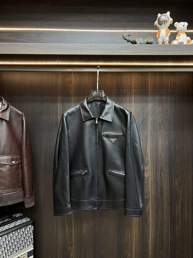 主推 Prada 2025Ss早秋新款发布普拉达翻领真皮夹克外套，秋季爆款绵羊皮外套，三角金属Logo设计，穿上就是舒适自在又显瘦的存在，慵懒而随性，结合干净简