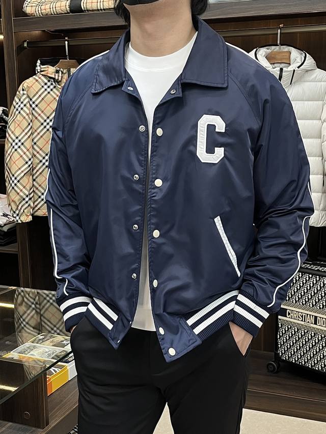 主推 Celine 25Ss新款学院风棒球服，这款棒球服采用蓝色缎面锦纶面料制作而成，前胸与后背搭配有S家独家绣花工艺设计，金属刻字四合扣开合，下摆袖口撞色条纹