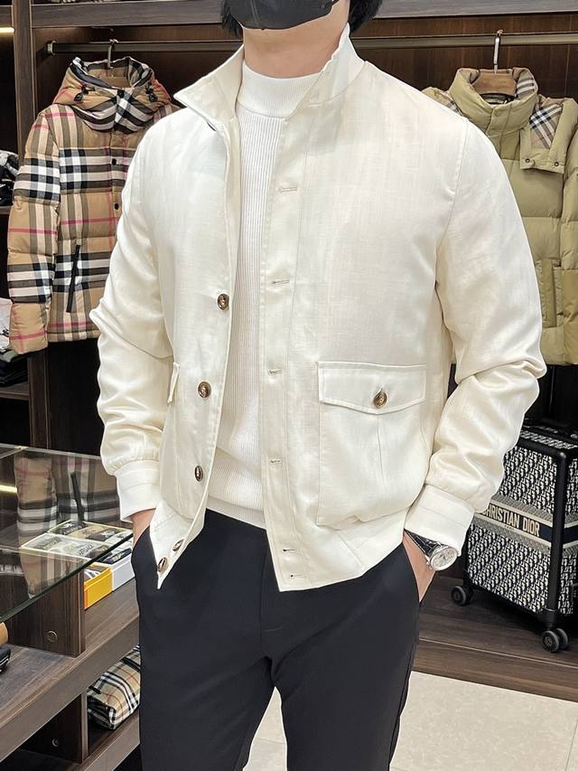 主推 Bc25新款立领夹克这款夹克采用30%亚麻，70%天丝面料制作而成，纽扣式开合，搭配有两个大兜袋，罗纹式领口，上身非常帅气，面料舒适大气，是秋冬必备百搭款