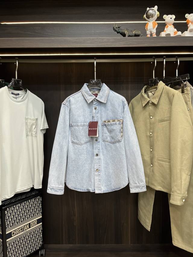 主推 Gucci 25秋冬新款饰Gg镶饰水洗牛仔套装，这款牛仔套装是2025早秋系列将丹宁服饰单品与含蓄内敛的细节融为一体，令日常造型更显高雅。整套牛仔以浅蓝色