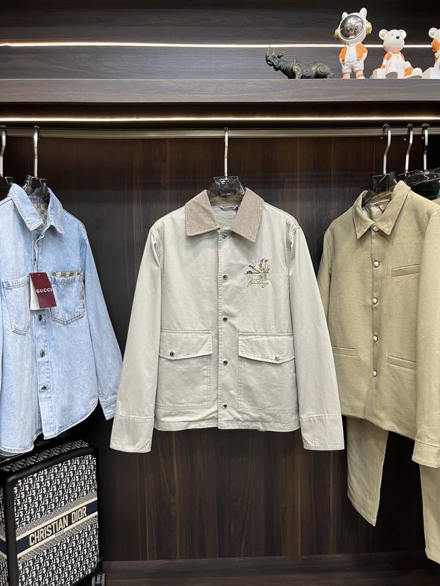 主推 Bbr25秋冬新款飞鸟图案嘎巴甸夹克，这款面料选用精纺棉质嘎巴甸面料打造，点缀同色系草书风格微标刺绣，融入飞鸟图案，搭配牛仔布衣领，金属五金原版1:1开发