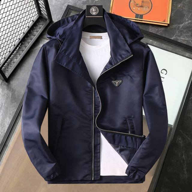 新秋爆款， 普拉达 2025开秋新款男士夹克外套，原单三标齐全高端版本！专柜定制面料 透气舒适度高，细节无可挑剔，品牌元素设计理念，体现高品质。手感细腻柔软！呈