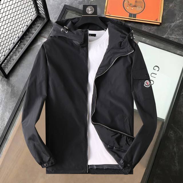 新秋爆款， 蒙口 2025开秋新款男士夹克外套，原单三标齐全高端版本！专柜定制面料 透气舒适度高，细节无可挑剔，品牌元素设计理念，体现高品质。手感细腻柔软！呈现