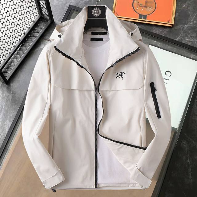 新秋爆款， 始祖鸟 2025开秋新款男士夹克外套，原单三标齐全高端版本！专柜定制面料 透气舒适度高，细节无可挑剔，品牌元素设计理念，体现高品质。手感细腻柔软！呈