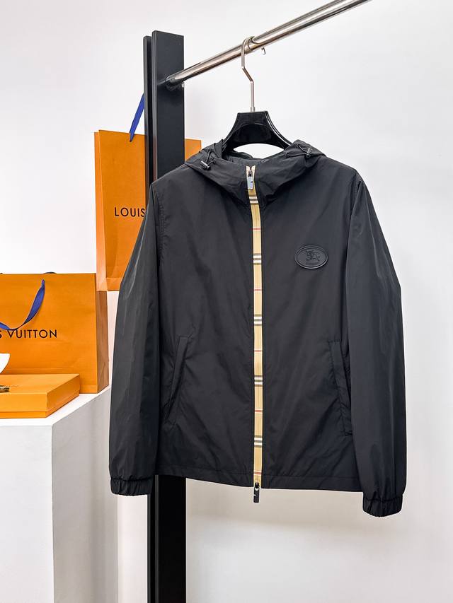 巴宝莉 2025春季新款休闲夹克外套，最新时尚休闲夹克，时尚夹克外套基础常规的连帽夹克版型裁剪，上身百搭简约不挑人，轻松应对各种场合与环境，属于日常通勤必备的臻