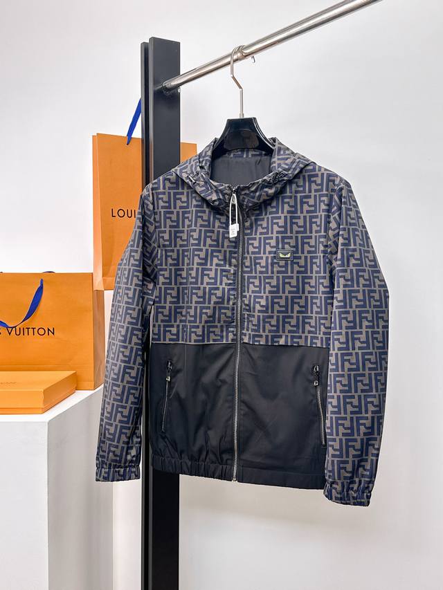 芬迪 2025春季新款休闲夹克外套，最新时尚休闲夹克，时尚夹克外套基础常规的连帽夹克版型裁剪，上身百搭简约不挑人，轻松应对各种场合与环境，属于日常通勤必备的臻品