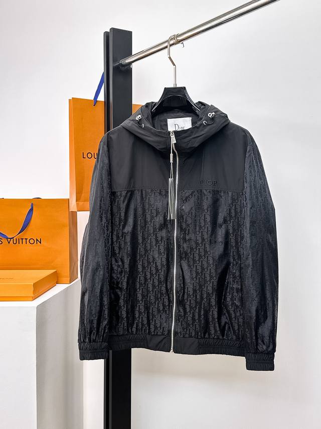 迪奥 2025春季新款休闲夹克外套，最新时尚休闲夹克，时尚夹克外套基础常规的连帽夹克版型裁剪，上身百搭简约不挑人，轻松应对各种场合与环境，属于日常通勤必备的臻品