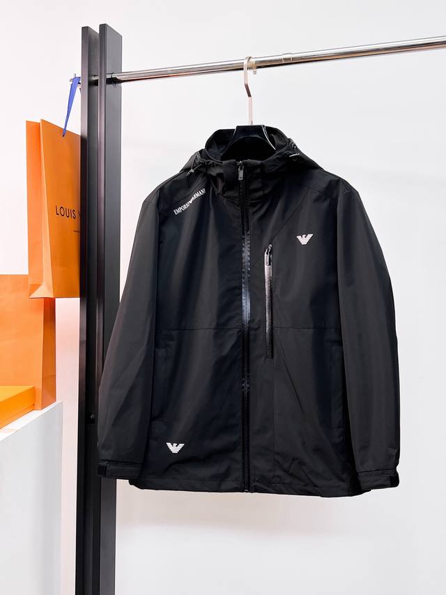 阿玛尼 2025春季新款休闲夹克外套，最新时尚休闲夹克，时尚夹克外套基础常规的连帽夹克版型裁剪，上身百搭简约不挑人，轻松应对各种场合与环境，属于日常通勤必备的臻