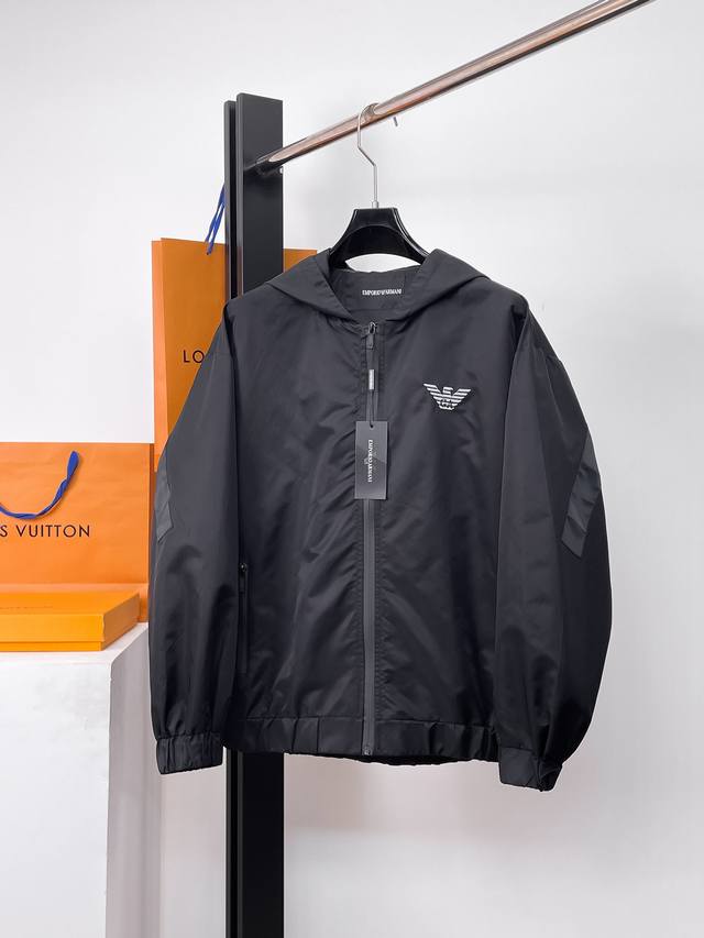 阿玛尼 官网同款，同步发售！2025春季新款男士夹克外套，原单三标齐全高端版本！专柜定制面料 透气舒适度高，细节无可挑剔，品牌元素设计理念，体现高品质。手感细腻