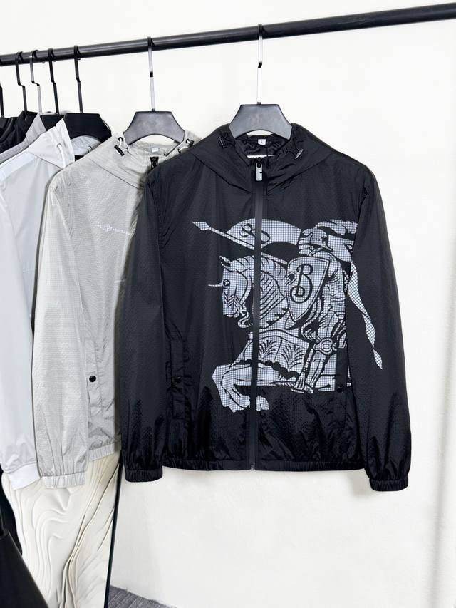 Burberr*Y 原版级 马术骑士徽标 冲锋衣夹克外套 面料由高品质的尼龙面料，具有轻盈、耐磨、防风防水等特性，非常适合制作休闲夹克。 在面料处理上，采用特殊