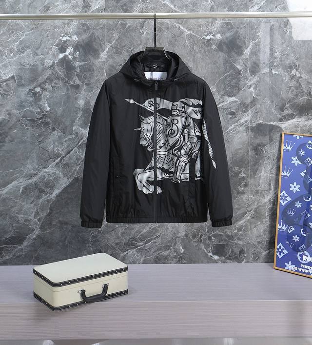 巴宝莉25Ss 早春款2025最新款时尚设计师款夹克外套.处处细节显工艺足够的高级 结构性剪裁的设计改变来展现男士多样的形象变化，修身利落、剪裁合体，满足时下正