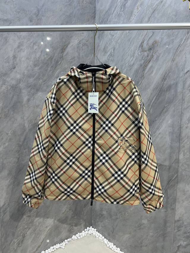 Burberry 新品男装双面两穿格纹马术骑士徽标贴花休闲夹克外套，轻盈对位斜纹外套，搭配抽绳连帽，双面两穿款式，一面装饰 Burberry 格纹，另一面为点缀