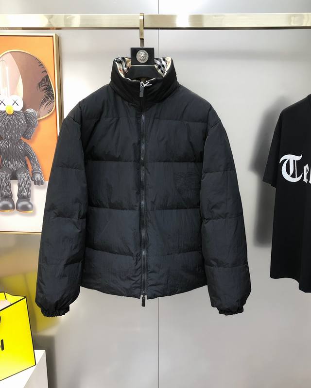 Burberry巴宝莉新款原单男士立领羽绒服夹克外套 渠道货 高版本 注意细节 高端定制 格子大爆款全景高清数码直喷印花格子纹路 立体刺绣战马Logo图案设计