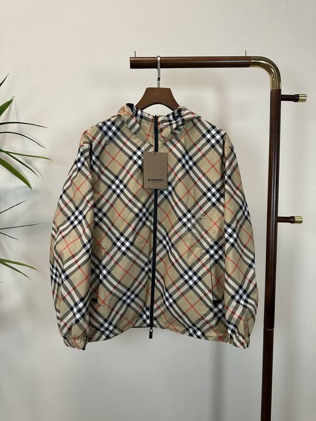 Bbr 巴宝莉 Ss秋冬新款两面穿满印格纹战马Logo 连帽风衣外套 原单三标齐全高端版本 专柜定制面料 透气舒适度高，细节无可挑剔，品牌元素设计理念，体现高品