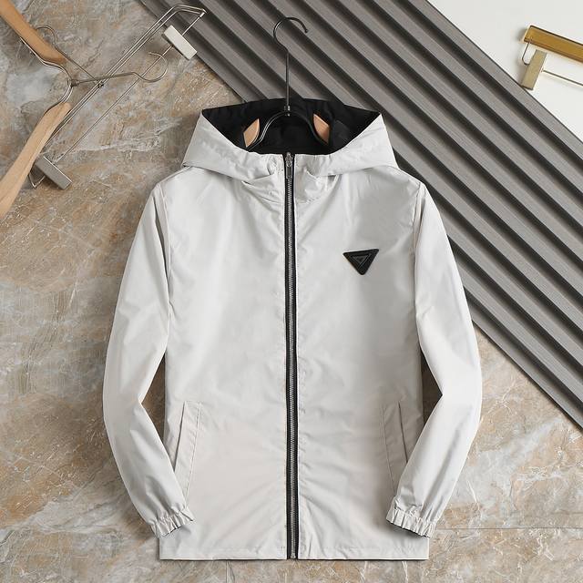 阿玛尼 2025春季新款男士夹克外套，原单三标齐全高端版本！专柜定制面料 透气舒适度高，细节无可挑剔，品牌元素设计理念，专业代购级体现高品质。手感细腻柔软！呈现