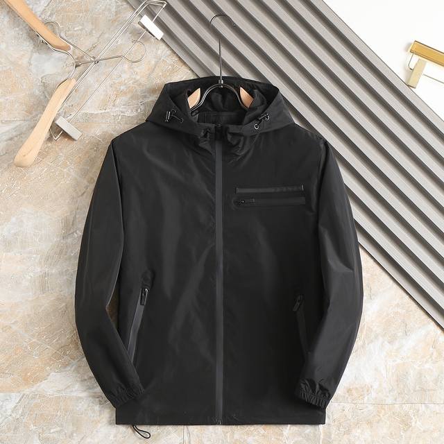 普拉达 2025春季新款男士夹克外套，原单三标齐全高端版本！专柜定制面料 透气舒适度高，细节无可挑剔，品牌元素设计理念，专业代购级体现高品质。手感细腻柔软！呈现