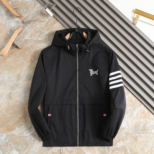 汤姆布朗Tb 2025春季新款男士夹克外套，原单三标齐全高端版本！专柜定制面料 透气舒适度高，细节无可挑剔，品牌元素设计理念，专业代购级体现高品质。手感细腻柔软