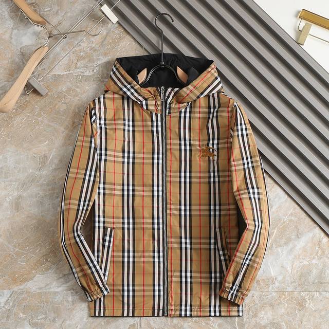 巴宝莉 2025春季新款男士夹克外套，原单三标齐全高端版本！专柜定制面料 透气舒适度高，细节无可挑剔，品牌元素设计理念，专业代购级体现高品质。手感细腻柔软！呈现