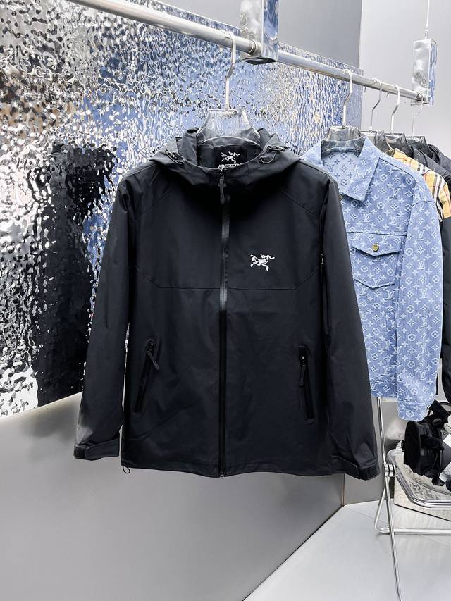 始祖鸟 2025春秋新款夹克外套，秀场新品品相非常完美，记忆面料舒适保暖，三标齐全色泽饱满诱人，非常出彩的设计，轻松将时髦感进阶，做工极为考究严谨，走线工整细致