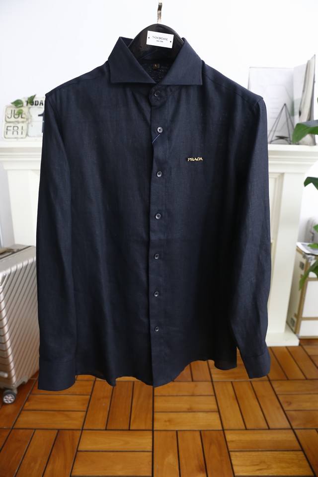 普拉* Pr*Da. 25男士薄款长袖衬衫！胸前奢华品牌经典Logo设计品相完美如斯，采用舒适棉麻面料属于入柜级别，可预见性的爆款，高级定制面料，大师级剪裁，质