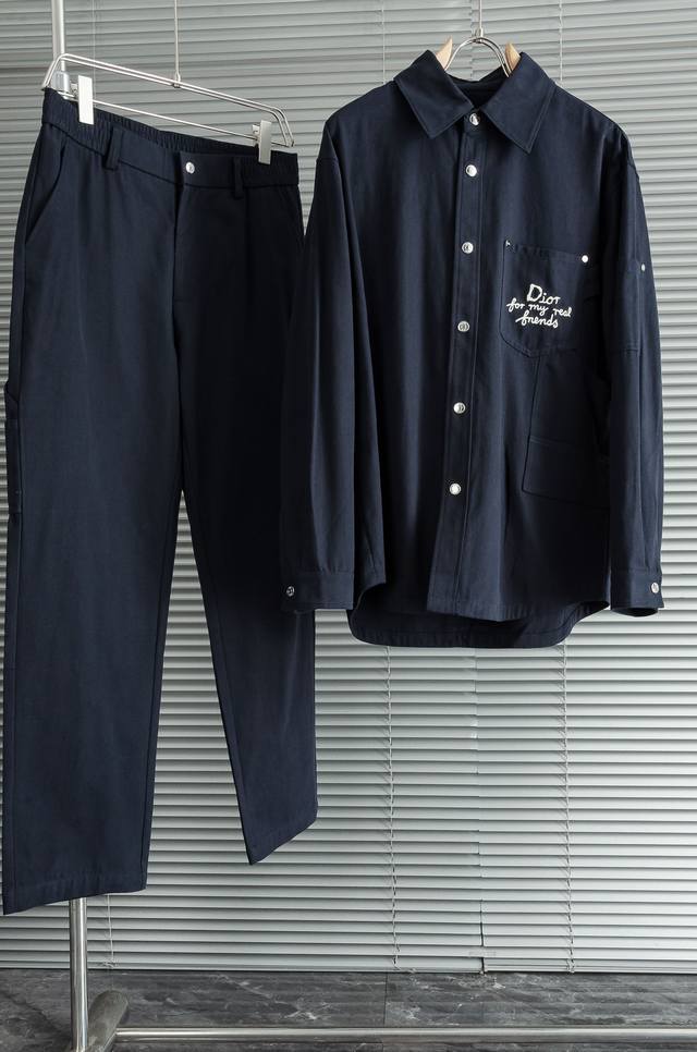 New# Dior 2025Fw新品100%全棉休闲时尚套装# 直筒长裤翻领外套 简约的风格构造大气，自然，辨识度高，上身绝对不会出错搭配性能更是毫无疑问，并且