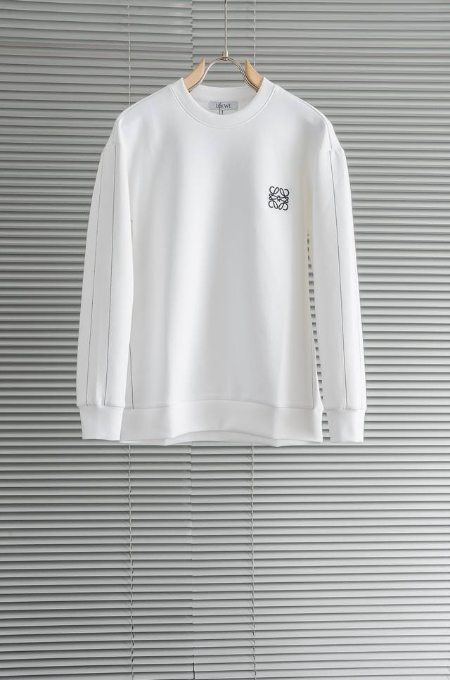 New# 罗意威 2025Fw圆领长袖男士套头卫衣#质感硬朗挺拔有型，版型立体不易起皱，上身舒适却不失柔软度，亲肤细腻，在运动时起到透气吸湿的强悍性能，贴身穿着