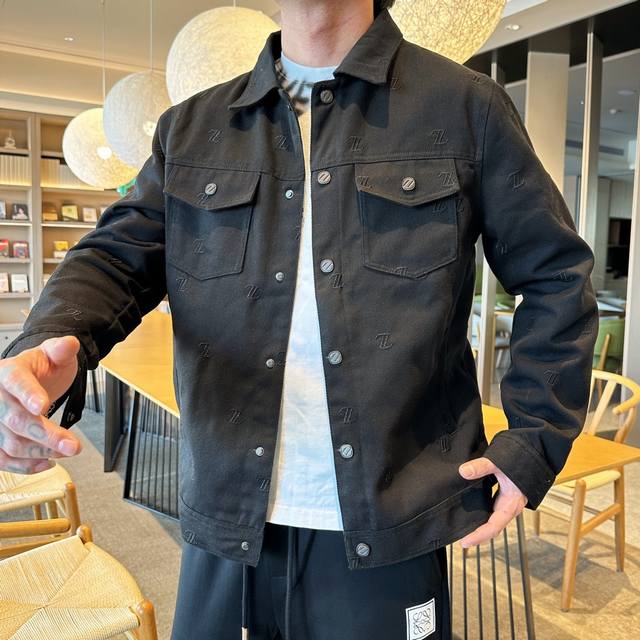 杰尼亚 顶级品质！2025秋冬官网专柜同步有售，原单狠货，超级有范儿，定制原版水洗牛仔面料，独特设计，顶级刺绣烧花工艺字母图案Logo，原版五金辅料装饰，极为翘