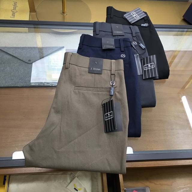 新品 Zzegn... 九分商务裤 2025Ss早秋新品 原单男士休闲九分商务裤 每季必出的类型，无需质疑的热卖王牌单品，符合四季最佳的搭配色号 整体的风格延续