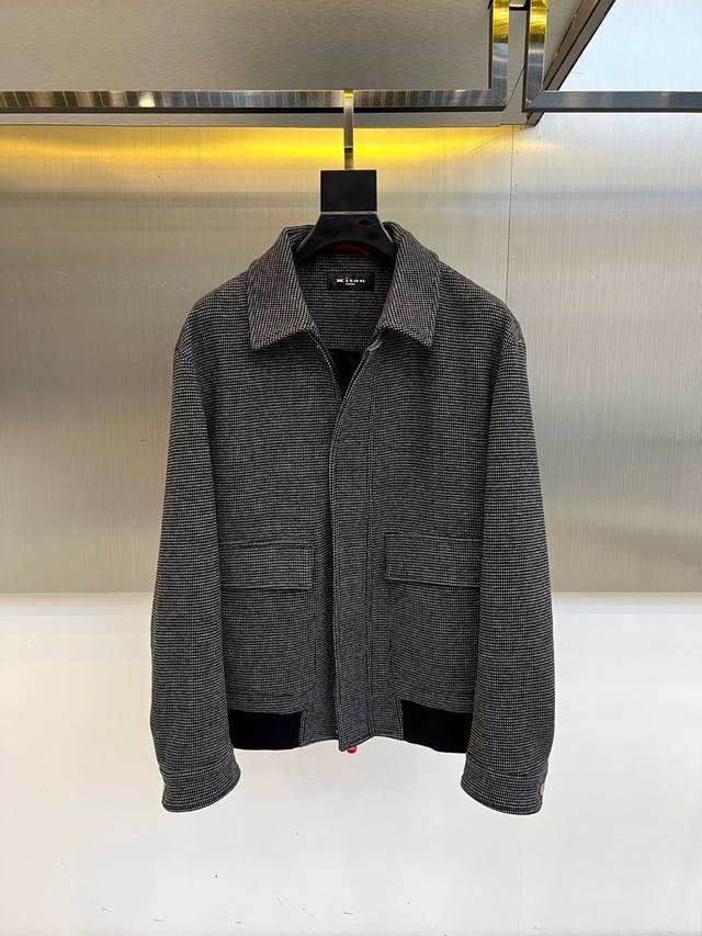 Kiton奇顿、2025秋冬新品翻领夹克外套。微宽松版型，经典翻领夹克版型微落肩设计，简洁大方，甄选肌理双面毛呢材质，匠艺手工之作 Jing致美观，一松一驰，自