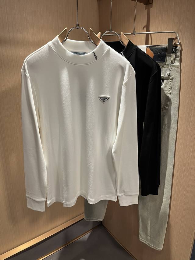 Prad*A普*达2025秋季新款男女同款长袖打底T恤，最新款全网独家首上！！~既经典有时尚百搭，谁不爱啊，将经典再次展现，非常的耐看，自带低奢光环与辨识度！P