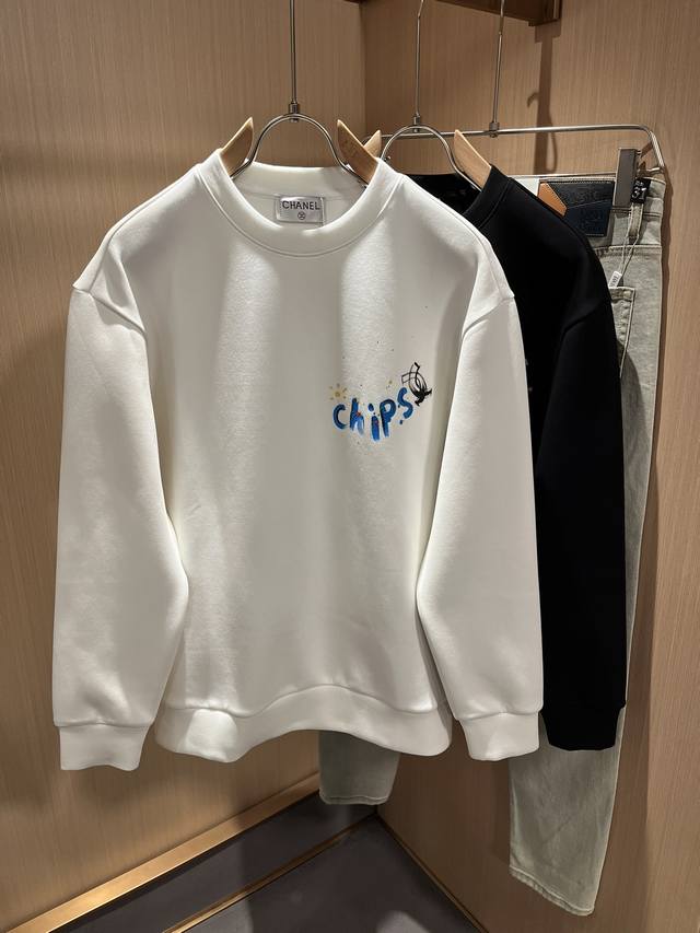 小香情侣款情侣卫衣Cha**L 2025秋冬新款创意休闲男女同款长袖卫衣，秒杀业内的欧美贸易私单，Cha**L家族2025官网主打单品，全新创作标识Logo印花