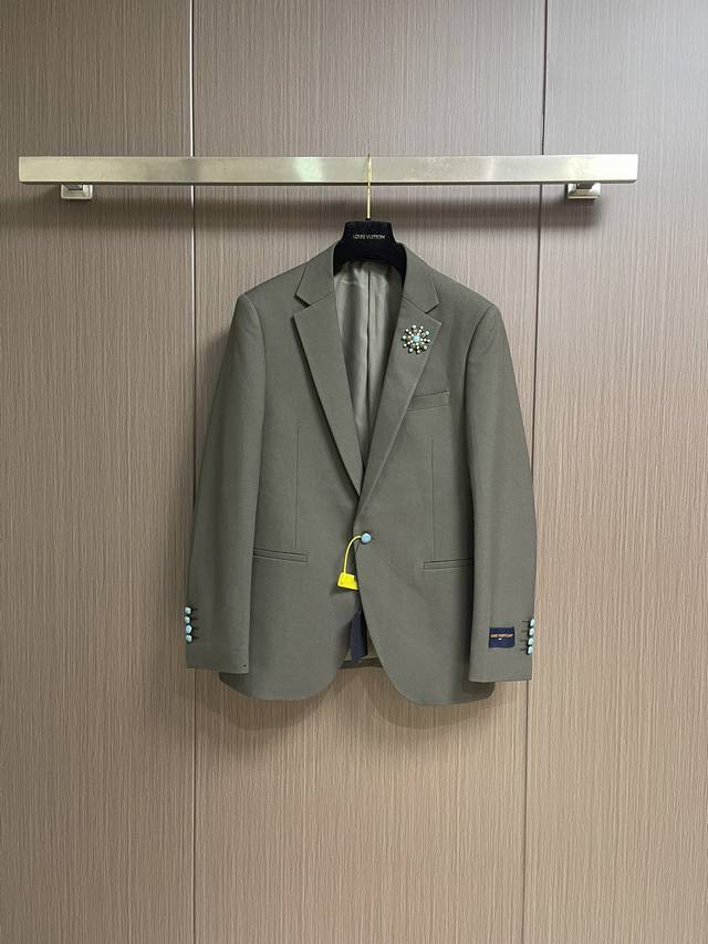 整套 可拆卖 单西服570 西裤310 Lv 2025Ss秋冬绿松石胸针简约休闲西装外套西裤套装，透气柔软，笔挺垂感十足，整件车工走线整齐平整，所有五金附料都是