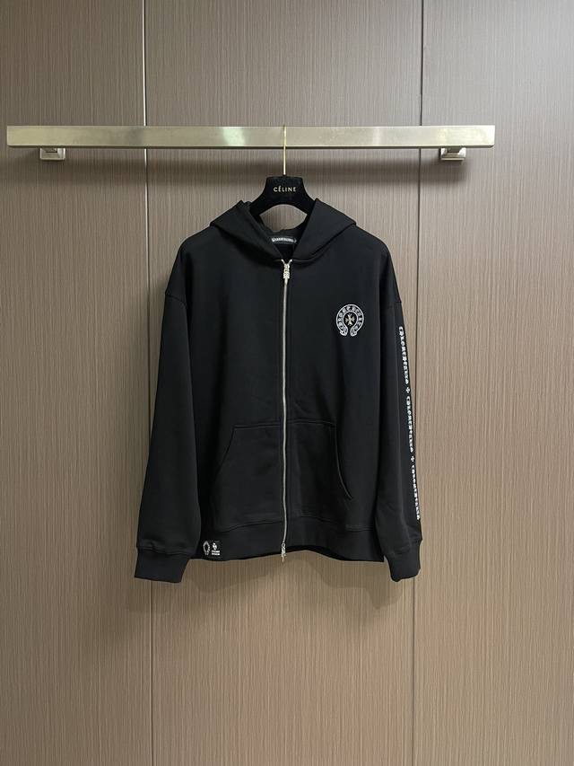 上衣 裤子 Ch 克罗心十字花标识系列拉链连帽卫衣卫裤套装,卫衣十字花设计,日本进口毛圈提花棉料,厚度和质感随意对比....面料质感到位,所以用的车线机都是德国  上衣 裤子 Ch 克罗心十字花标识系列拉链连帽卫衣卫裤套装,卫衣十字花设计,日本进口毛圈提花棉料,厚度和质感随意对比....面料质感到位,所以用的车线机都是德国