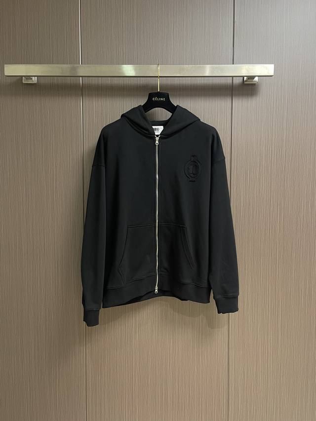 上衣 裤子 Maison Margiela 马吉拉 Mm6 2025Fw早春新款Logo标识连帽卫衣卫裤套装 高端双股纯棉400G重磅面料 定制拉架罗纹同缸同染  上衣 裤子 Maison Margiela 马吉拉 Mm6 2025Fw早春新款Logo标识连帽卫衣卫裤套装 高端双股纯棉400G重磅面料 定制拉架罗纹同缸同染